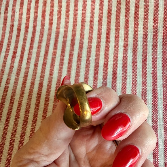 Banana Republic Gold Sculpted Ring size 6 - Picture 3 of 5